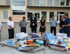 Dr. Milan Zver in Andrej Čuš podarila šolske potrebščine OŠ Trnovska vas Dr. Milan Zver in Andrej Čuš podarila šolske potrebščine OŠ Trnovska vas