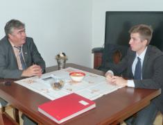 Dr. Zver na srečanju s predsednikom Evropskega mladinskega parlamenta v Sloveniji Dr. Zver na srečanju s predsednikom Evropskega mladinskega parlamenta v Sloveniji