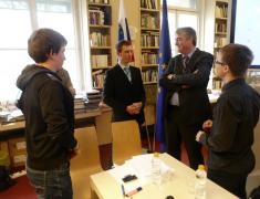 Dr. Zver v pogovoru z dijaki ŠKG Dr. Zver v pogovoru z dijaki ŠKG