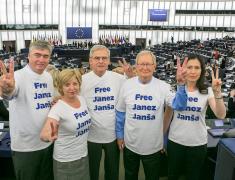 Evropski poslanci v podporo Janezu Janši na plenarnem zasedanju v Strasbourgu Evropski poslanci v podporo Janezu Janši na plenarnem zasedanju v Strasbourgu