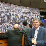 Milan Zver pred plakatom z napisom Solidarność, sestavljenim iz fotografij posnetih v Evropskem parlamentu