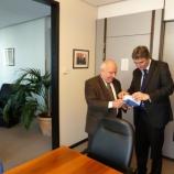 Dr. Zver je zato danes simbolično podaril izvod knjige Josephu Daulu, vodji politične skupine ELS/EPP 