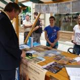 Dr. Milan Zver si je z zanimanjem ogledal stojnice v starem mestnem jedru