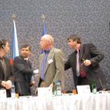 Milan Zver se rokuje s predsednikom češke vlade Janom Fischerjem